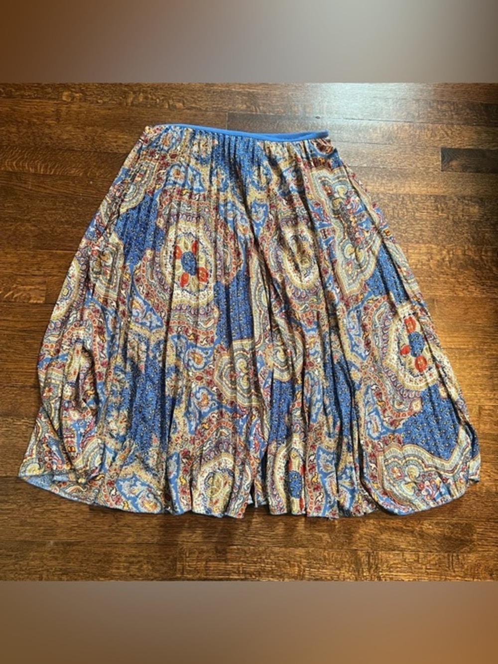 Tahari vibrant print pleated maxi skirt with elastic waist. Size S/M